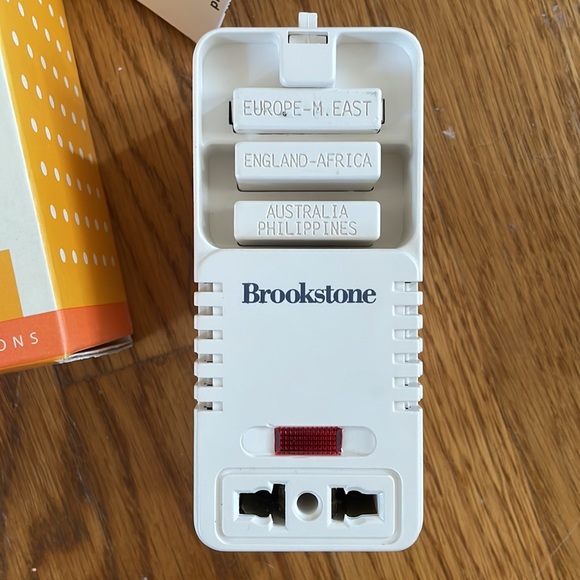 Brookstone Universal Voltage & Outlet Adapter & Dual Time Zone Clock - Picture 7 of 10